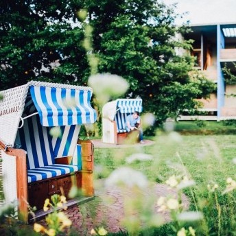 Wiese mit Strandkörben