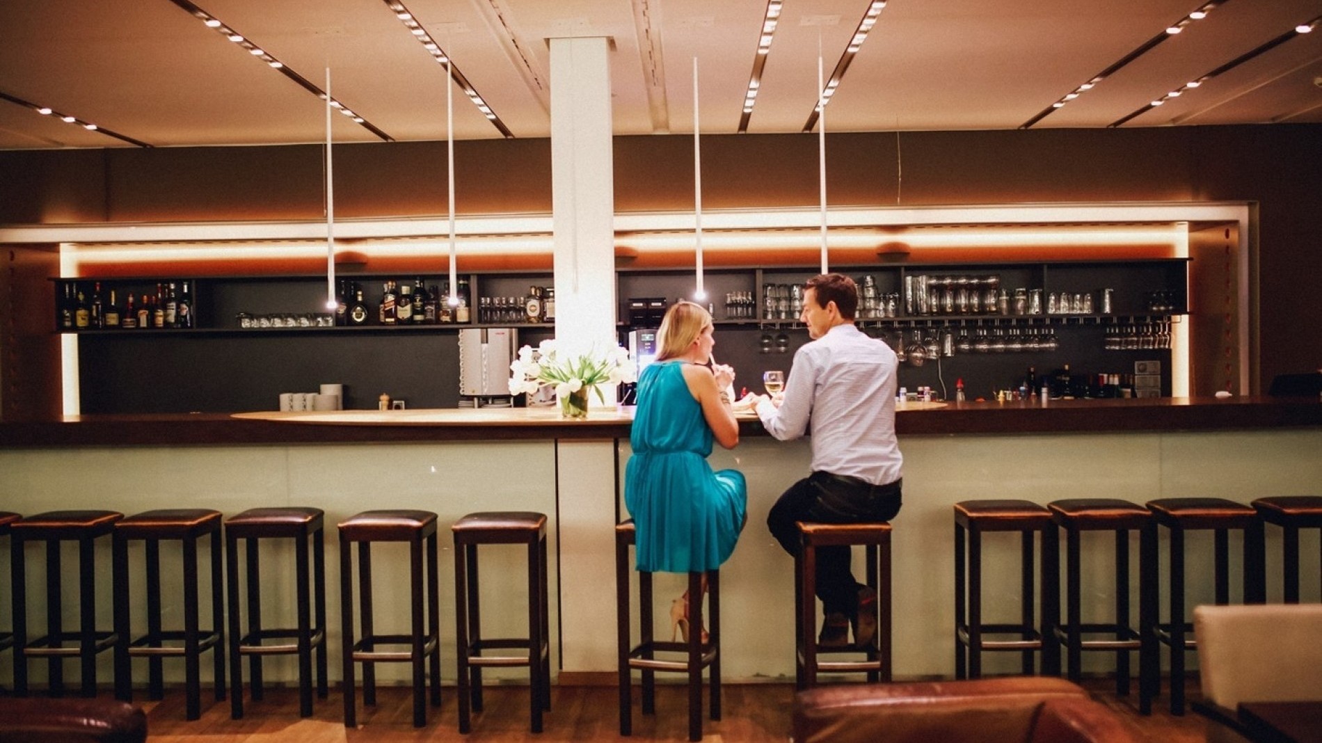 Paar an der Bar