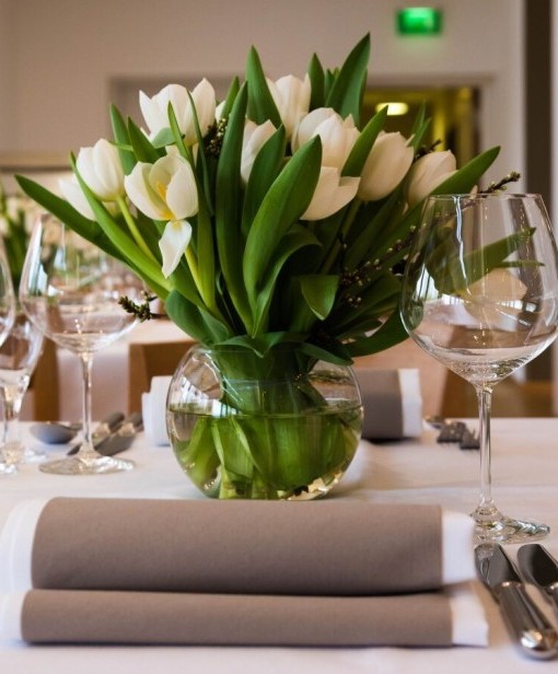 Gedeckter Tisch mit Tulpenstrauß