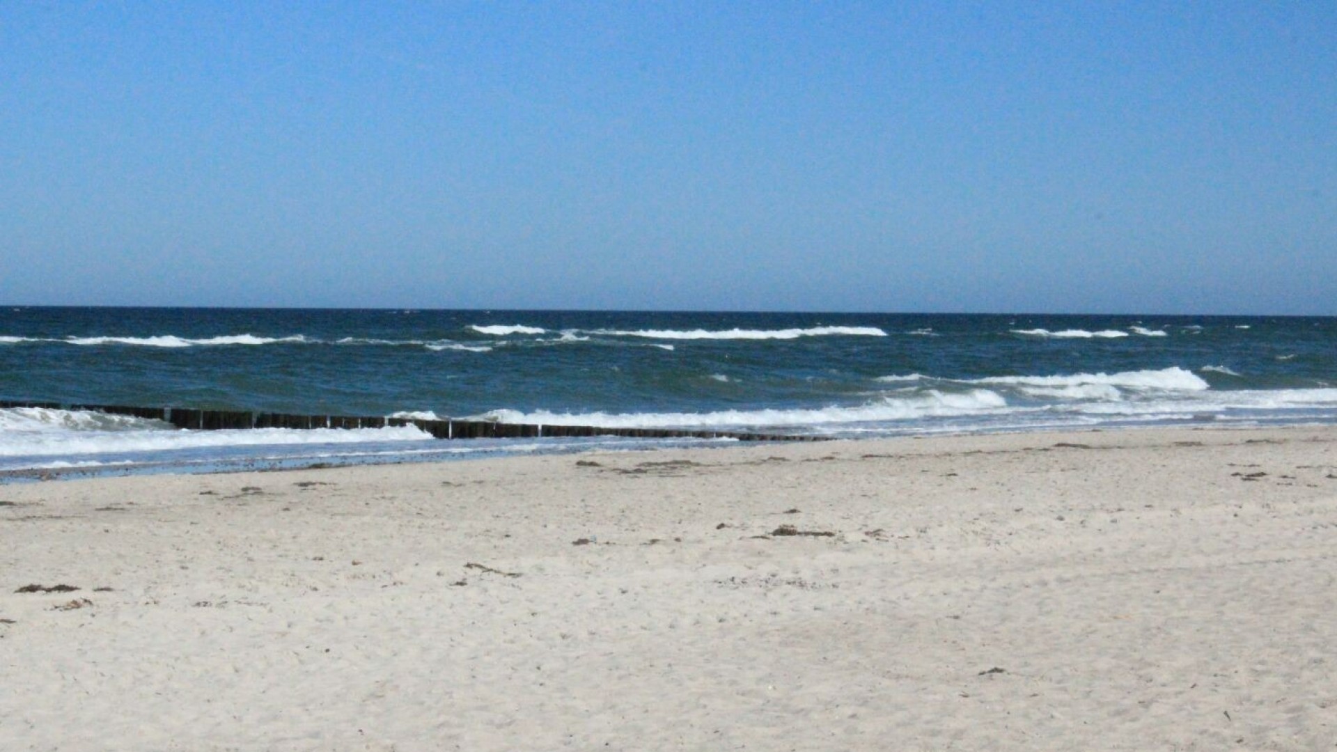 Sandstrand mit Wellenbrechern