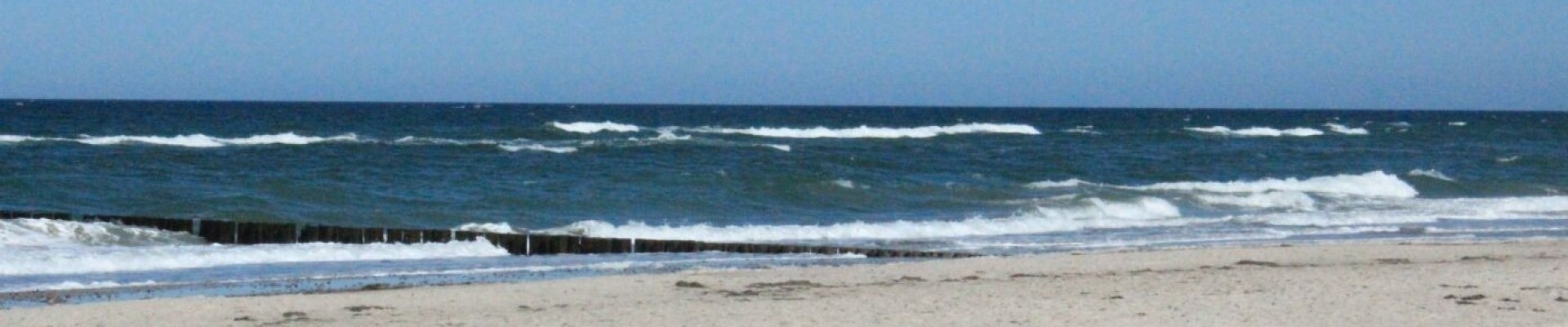 Sandstrand mit Wellenbrechern