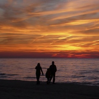 Familie am Abendstrand